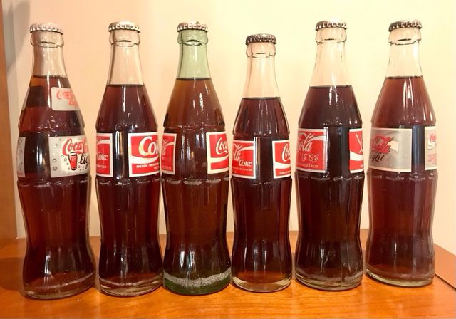 Bottiglie di Coca Cola provenienti da diversi paesi