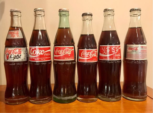 Bottiglie di Coca Cola provenienti da diversi paesi