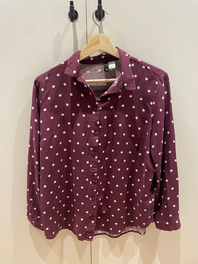 Blusa morada con lunares blancos