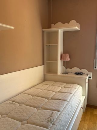 Dormitorio juvenil: cama, escritorio, armario.