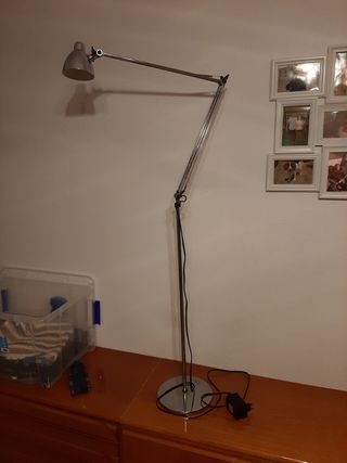 Lámpara de pie moderna metal
