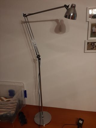 Lámpara de pie moderna metal

