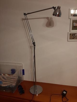 Lámpara de pie moderna metal
