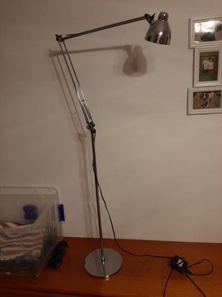 Lámpara de pie moderna metal
