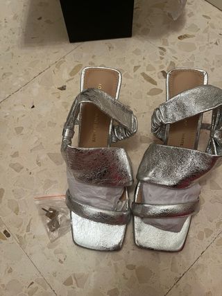 Sandalias tacón Lola Casademunt plateadas
