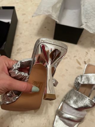 Sandalias tacón Lola Casademunt plateadas