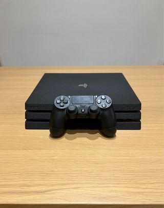 PS4 Pro 1TB Negra + Mando y 3 Juegos