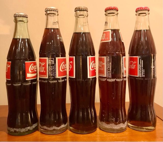 Bottiglie di Coca Cola provenienti da diversi paesi