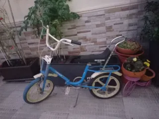 Bicicleta BMX azul y amarilla