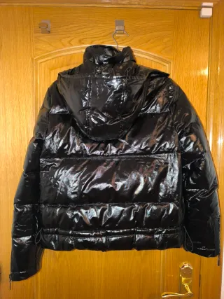 Chaqueta negra, es como una talla M