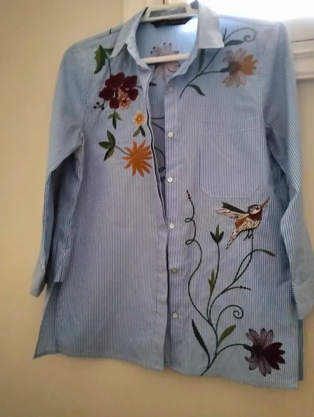 Camisa de rayas azules con bordado