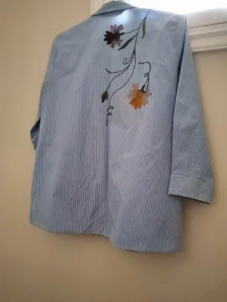 Camisa de rayas azules con bordado