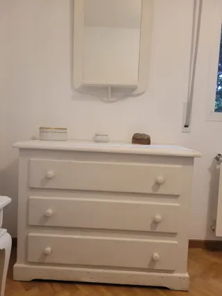 Cómoda de madera pintada en blanco y  espejo