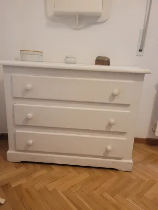 Cómoda de madera pintada en blanco y  espejo