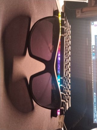 Gafas de sol negras y moradas