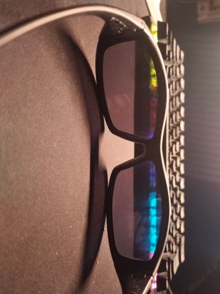 Gafas de sol negras y moradas