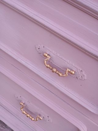 Preziosa cassettiera rosa malva
