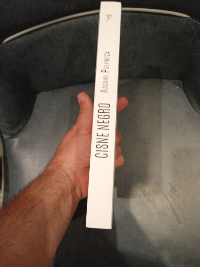 CISNE NEGRO, ARCANI POLEMIZA