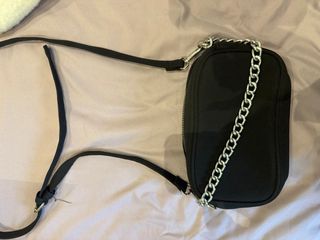 Bolso negro con cadena plateada