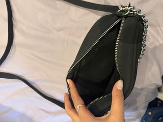 Bolso negro con cadena plateada