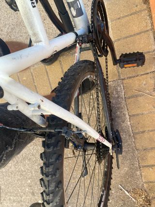 Bicicleta de montaña blanca