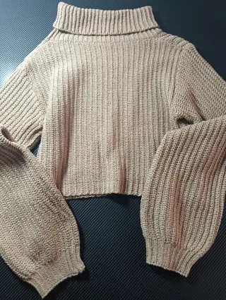Jersey beige cuello alto. Shein