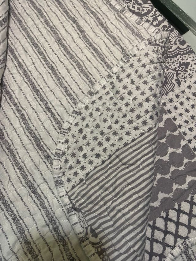 Colcha Cama 135 Gris y Blanca