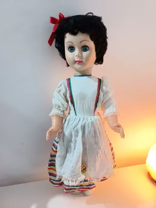 Bambola vintage con abito tradizionale