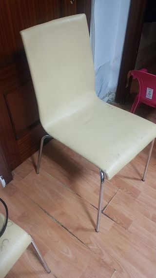 Sillas de comedor beige y plateadas y mesas de caf