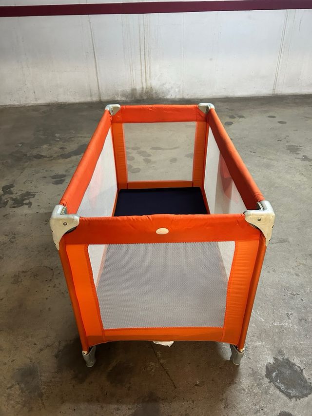 Parque infantil naranja