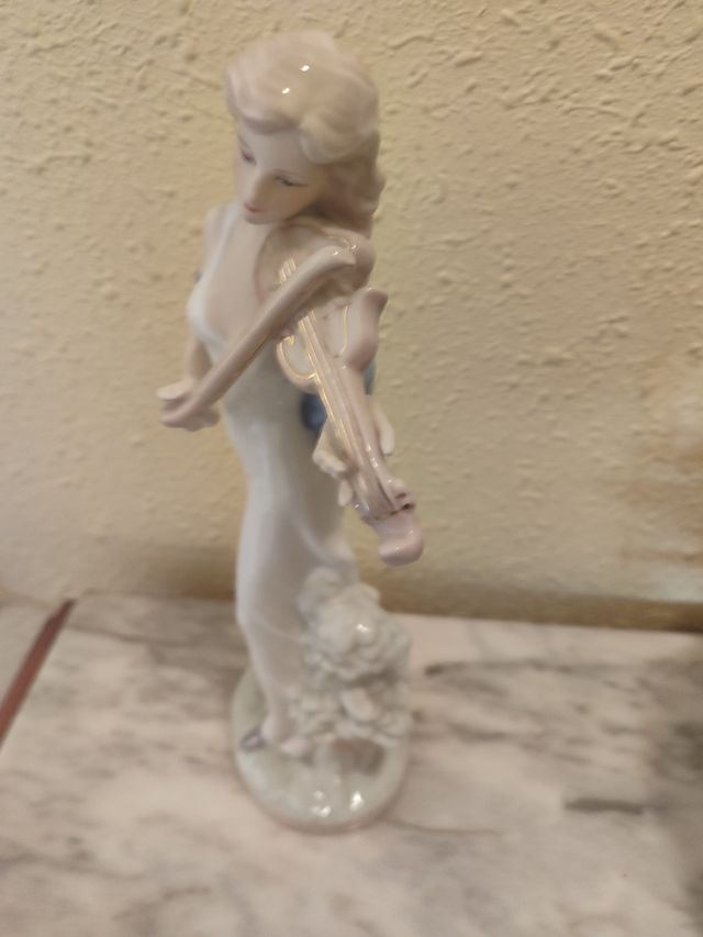 Figura cerámica mujer con violín