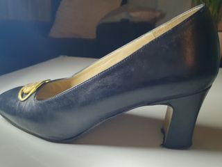 Elegante zapato salón Oruña negro y dorado