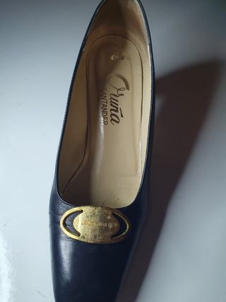 Elegante zapato salón Oruña negro y dorado