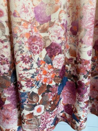 Vestido corto floral beige y morado