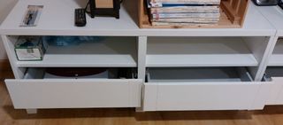 Estantería baja blanca y libreria