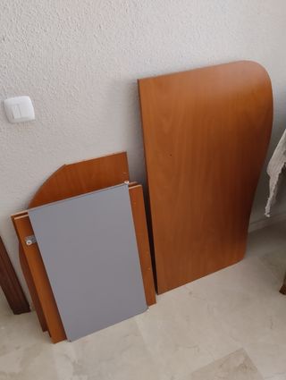 Tavolo in legno e parti metalliche.