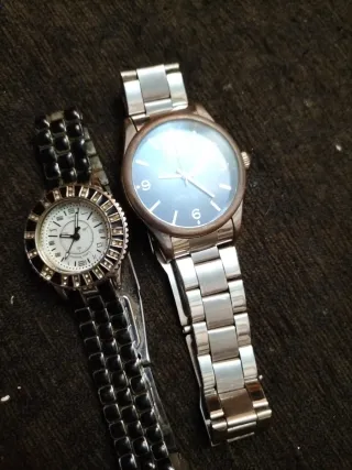 Lote de 2 relojes plateados y negros
