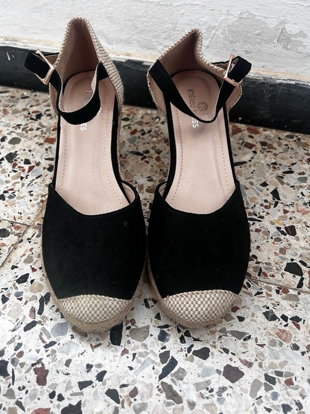 Zapatos de cuña beige y negro