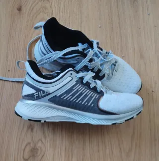 Zapatillas Fila grises y blancas