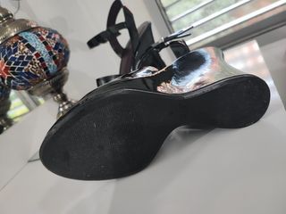 Zapatos de cuña charol negros talla 39.