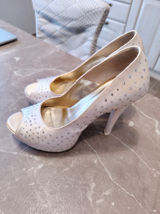 Décolleté Dettagli Raso Bianco e Oro.