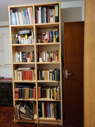 Estantería de madera para libros