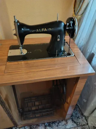 Máquina de coser Alfa antigua , recoger en Getafe