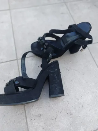 Zapatos de plataforma negros con pedrería