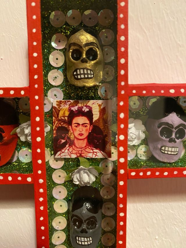 Cruz Mexicana Decorada Calaveras Frida