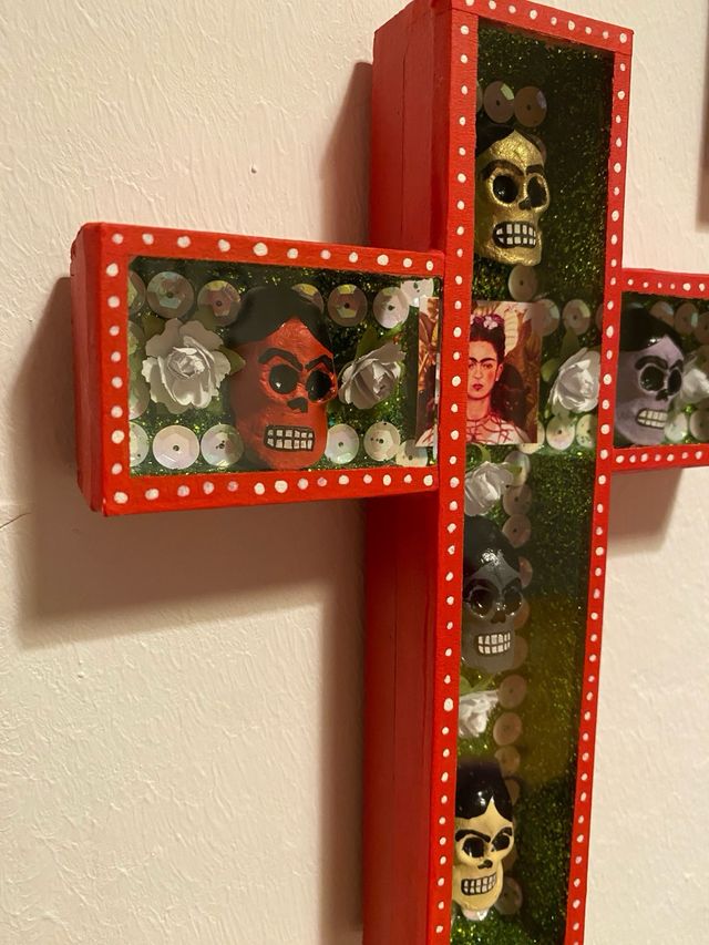Cruz Mexicana Decorada Calaveras Frida