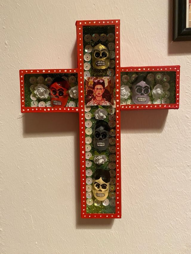 Cruz Mexicana Decorada Calaveras Frida