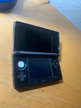 Nintendo 3DS Negra y cargador con Muchos Juegos.