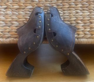 Zuecos de cuero marrón