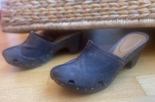 Zuecos de cuero marrón